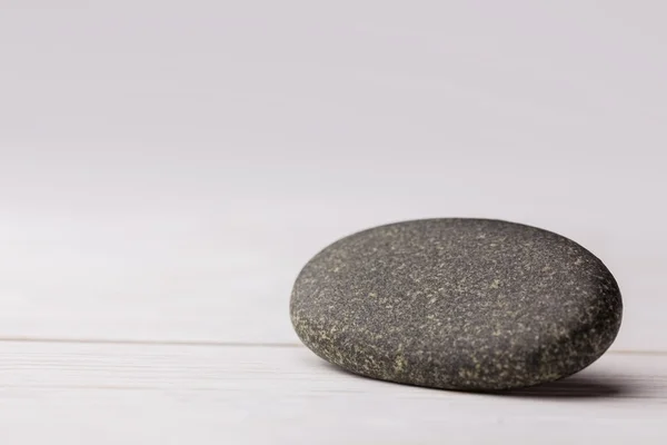 Kiezel op een houten tafel — Stockfoto