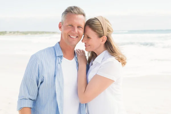 Couple heureux souriant à la caméra — Photo