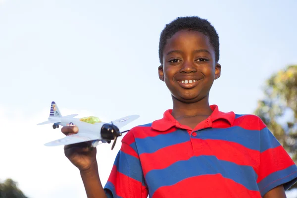 Kleiner Junge spielt mit Spielzeugflugzeug — Stockfoto