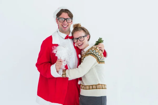 在拥抱他的女朋友的圣诞老人服装怪异时髦 — 图库照片