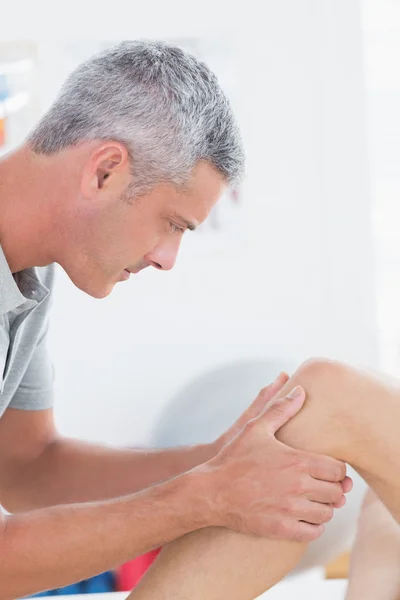 Homem tendo massagem no joelho — Fotografia de Stock