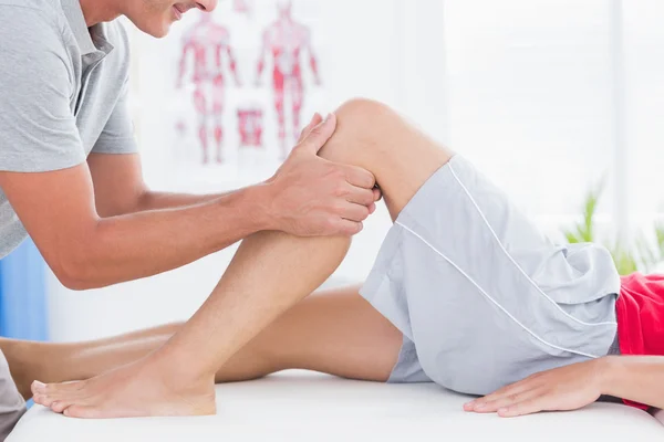 Homem tendo massagem nas pernas — Fotografia de Stock