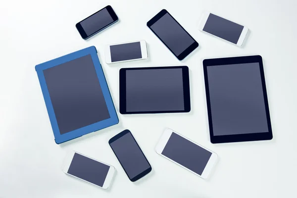 Overhead de smartphones e tablets — Fotografia de Stock