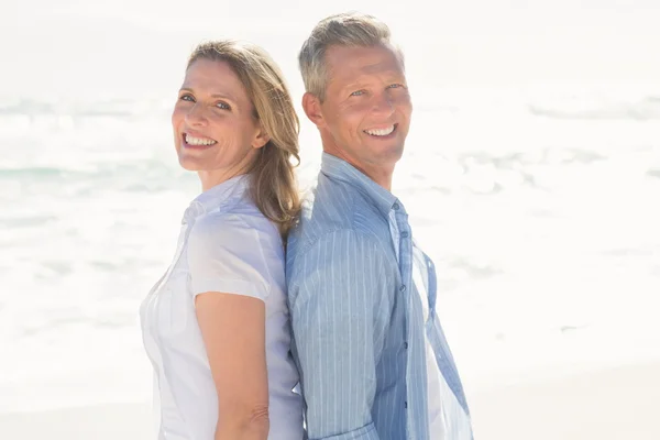 Lyckliga paret ler mot kameran — Stockfoto