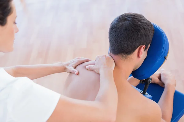Людина має масаж спини — стокове фото