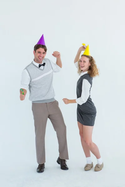 Couple geek dansant avec chapeau de fête — Photo
