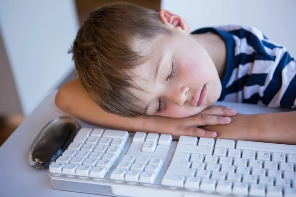 Kleine jongen uitglijden op tafel — Stockfoto