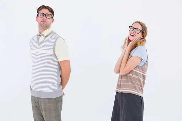 Geeky Hipster-Paar blickt in die Kamera — Stockfoto