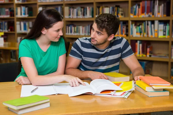 Studentów studiujących razem w bibliotece — Zdjęcie stockowe