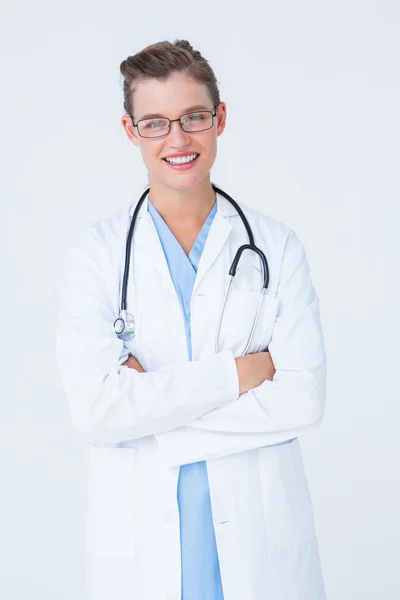 Médico com braços cruzados sorrindo para a câmera — Fotografia de Stock