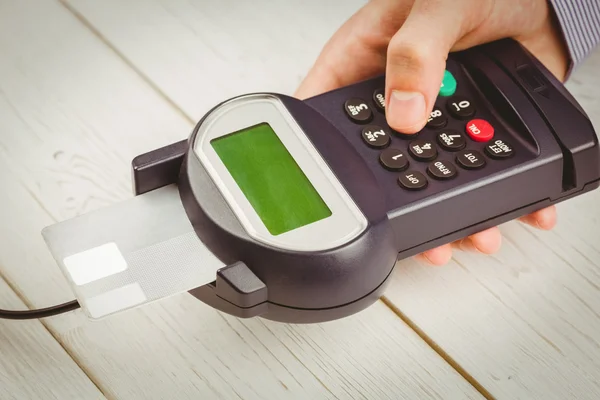 Mann gibt seinen Pin am Terminal ein — Stockfoto