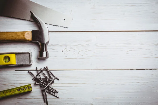 Hammer und Nägel auf Tisch gelegt — Stockfoto