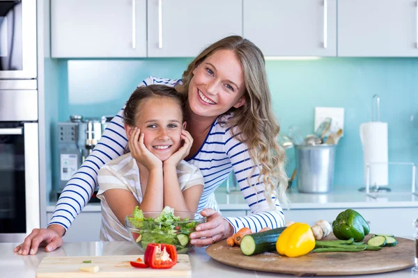 Gelukkige familie bereiden lunch samen — Stockfoto