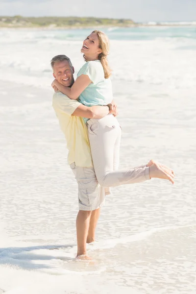 Casal feliz se divertindo juntos — Fotografia de Stock