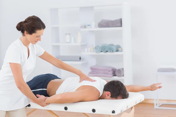 Физиотерапевт делает массаж спины — стоковое фото