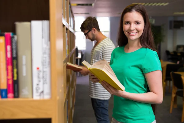 Studenti che leggono in biblioteca — Foto Stock