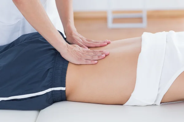 Fisioterapeuta fazendo massagem nas costas — Fotografia de Stock