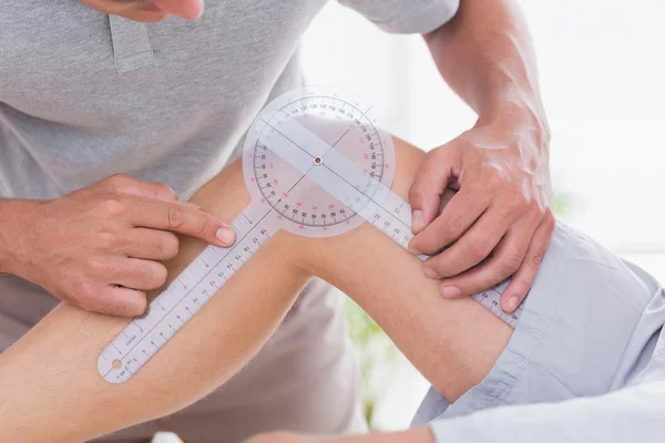 Doctor examining man leg — Stock Photo, Image