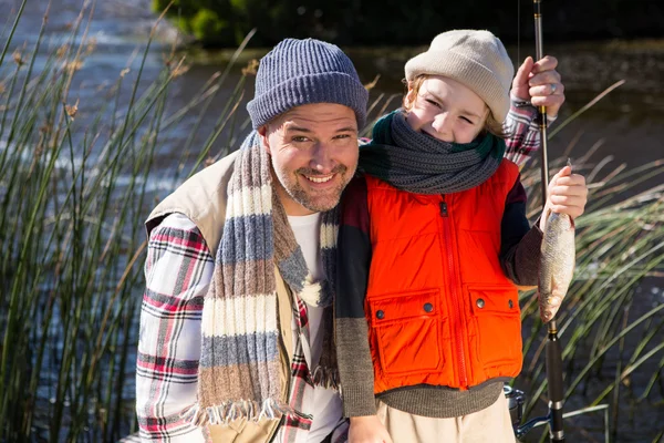 Szczęśliwy człowiek połowów z synem — Zdjęcie stockowe