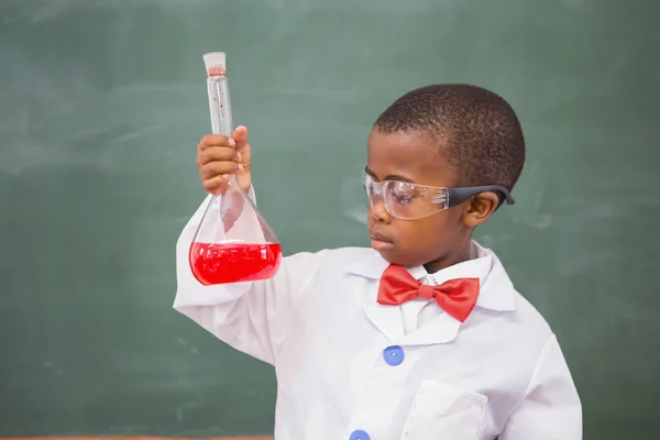 Fokus elev håller på röd vätska — Stockfoto