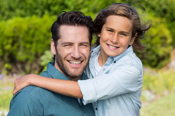 Padre e figlio sorridenti alla macchina fotografica — Foto Stock