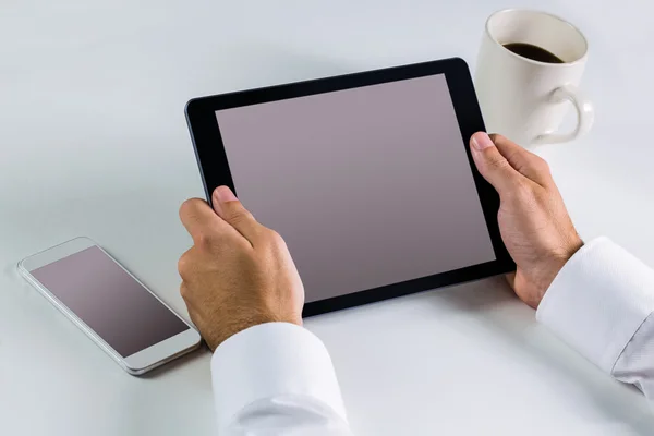 Zakenman zijn tablet pc gebruiken — Stockfoto