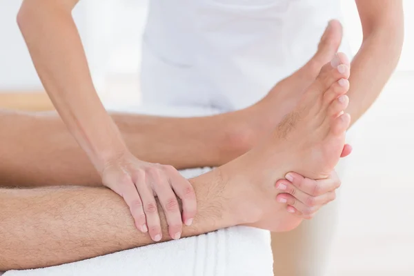 Fisioterapeuta haciendo masaje de pies — Foto de Stock