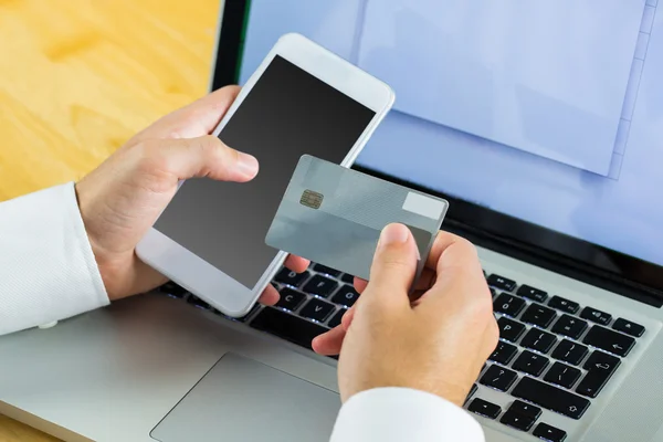 Man met laptop voor online winkelen — Stockfoto