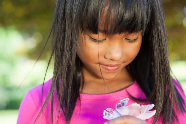 꽃을 들고 있는 귀여운 소녀 — 스톡 사진