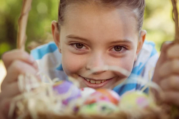 Χαριτωμένο μικρό κορίτσι με τα αυγά του Πάσχα — Φωτογραφία Αρχείου