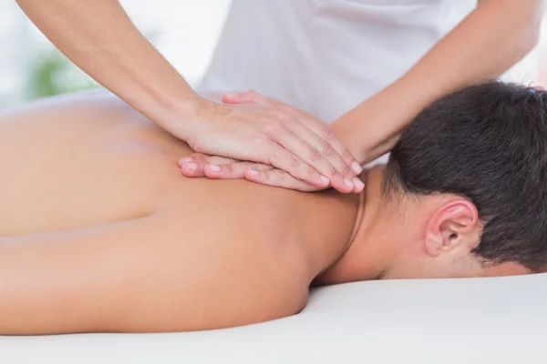 Fisioterapeuta haciendo masaje de espalda — Foto de Stock