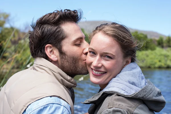 Heureux couple à un lac — Photo
