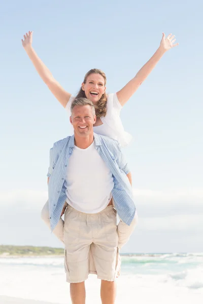 Glückliches Paar, das zusammen Spaß hat — Stockfoto