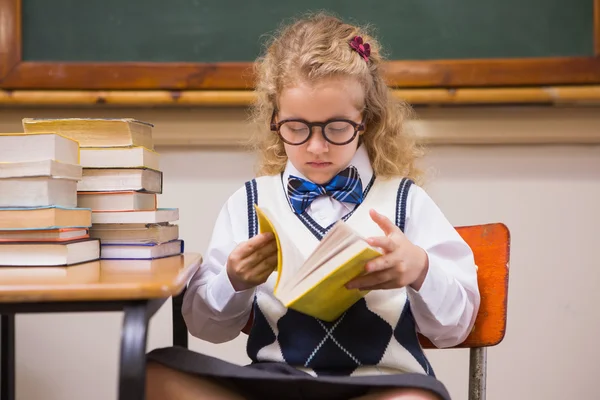 Blonde leerling lezen van een boek — Stockfoto
