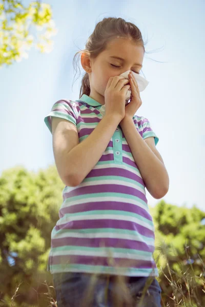 Schattig klein meisje haar neus waait in park — Stockfoto