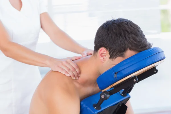 Man met rugmassage — Stockfoto