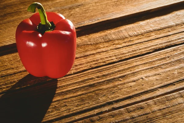 Pimienta roja sobre tabla de cortar — Foto de Stock