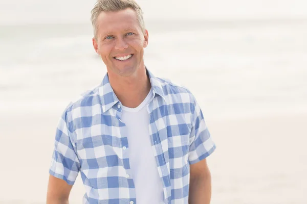 Casual man smiling at camera — Stock Photo, Image