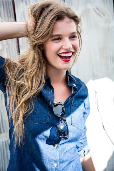 Mujer feliz tocándose el pelo —  Fotos de Stock