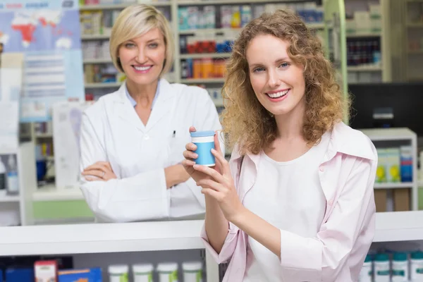 Costumer mostrando frasco de medicina —  Fotos de Stock