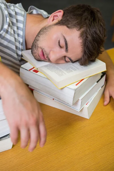 Studente addormentato in biblioteca — Foto Stock
