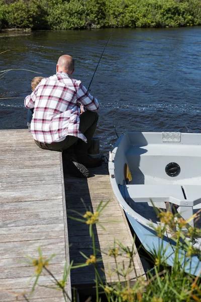 Uomo felice pesca con suo figlio — Foto Stock