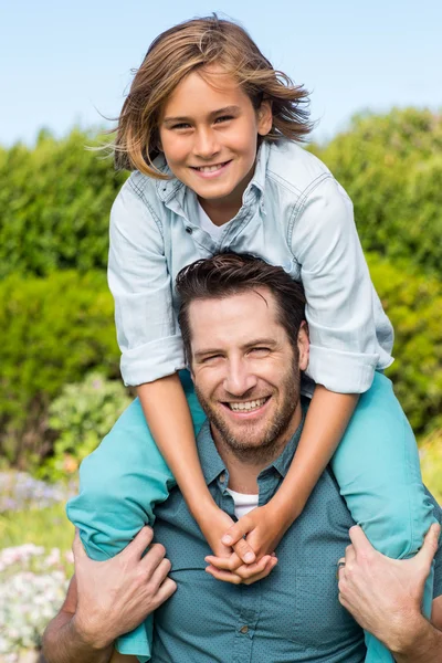 Pai e filho sorrindo para a câmera — Fotografia de Stock