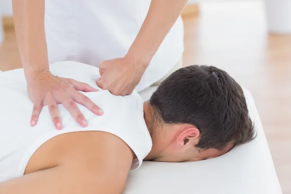 Fizjoterapeuta robi masaż pleców — Zdjęcie stockowe