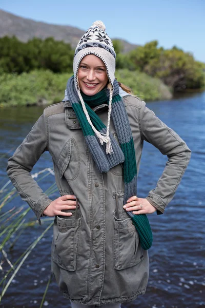 Glückliche lässige Frau an einem See — Stockfoto