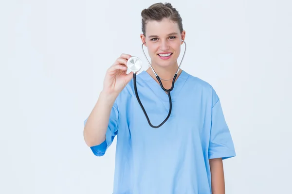 Enfermera sonriente usando estetoscopio — Foto de Stock