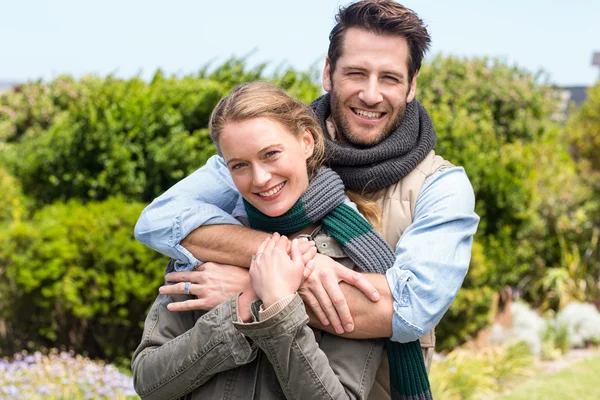 Feliz pareja abrazándose unos a otros — Foto de Stock