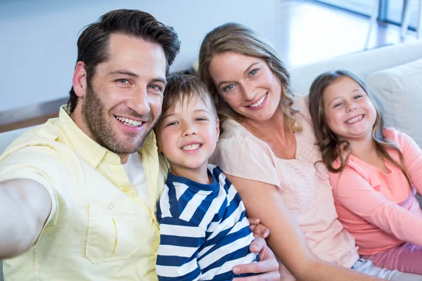 Gelukkig familie nemen selfie op Bank — Stockfoto