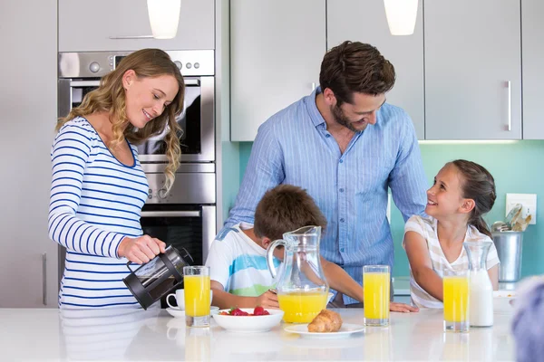 Mutlu bir aile birlikte kahvaltı yapıyor. — Stok fotoğraf