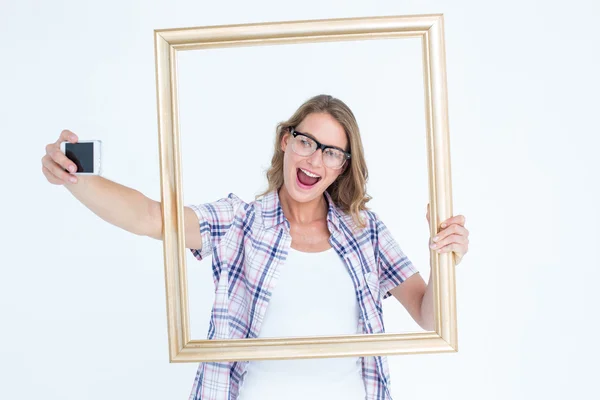 Geeky hipster taking selfie with smartphone — Stock Photo, Image